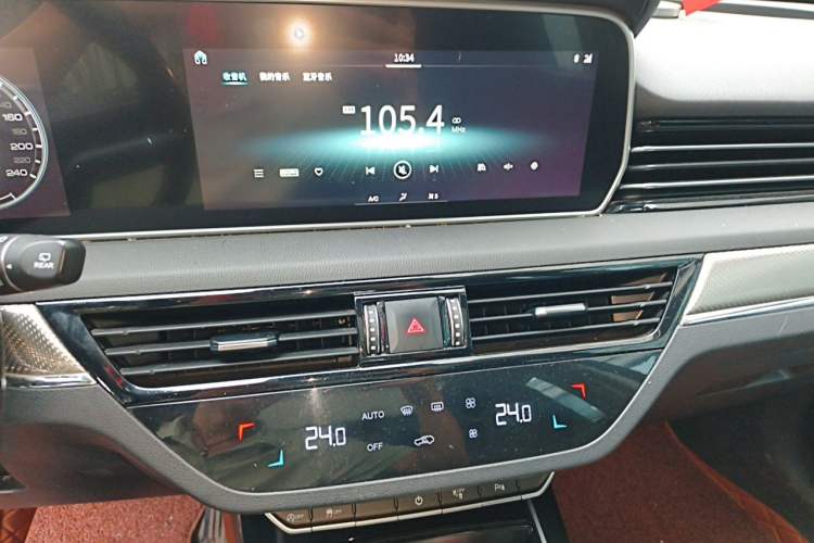 Used Hongqi HS5 2019 2.0T Smart Connect Flagship Edition Audio And AC Panel