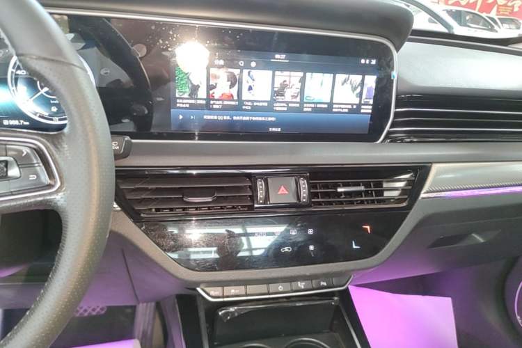 Used Hongqi HS5 2019 2.0T Smart Connect Flagship Edition Audio And AC Panel