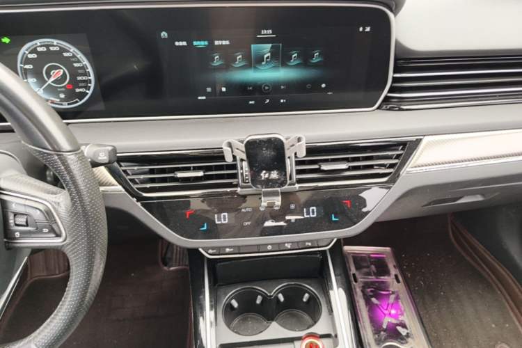 Used Hongqi HS5 2019 2.0T Smart Connect Flagship Edition Audio And AC Panel