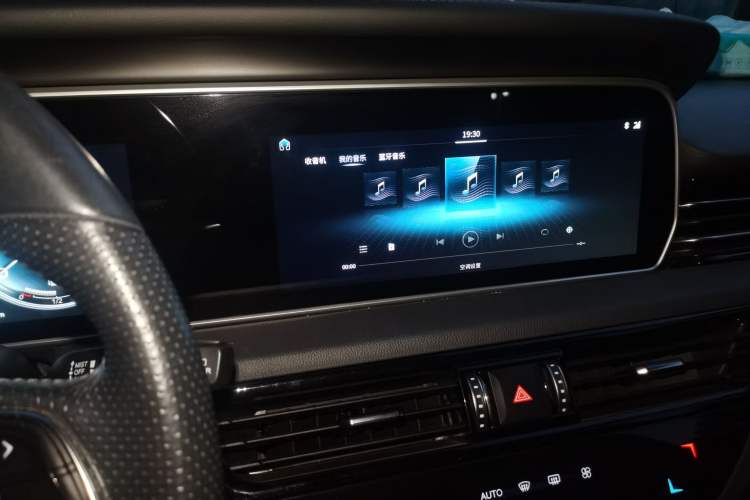 Used Hongqi HS5 2019 2.0T Smart Connect Flagship Edition Audio And AC Panel