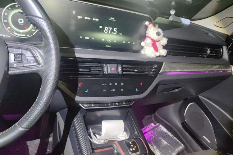 Used Hongqi HS5 2019 2.0T Smart Connect Flagship All-Wheel-Drive Version Audio And AC Panel