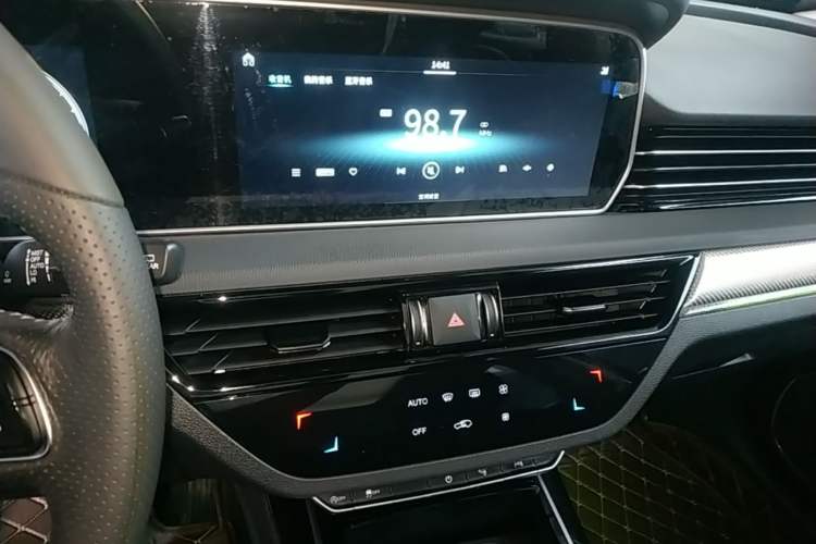 Used Hongqi HS5 2019 2.0T Smart Connect Flagship Edition Audio And AC Panel