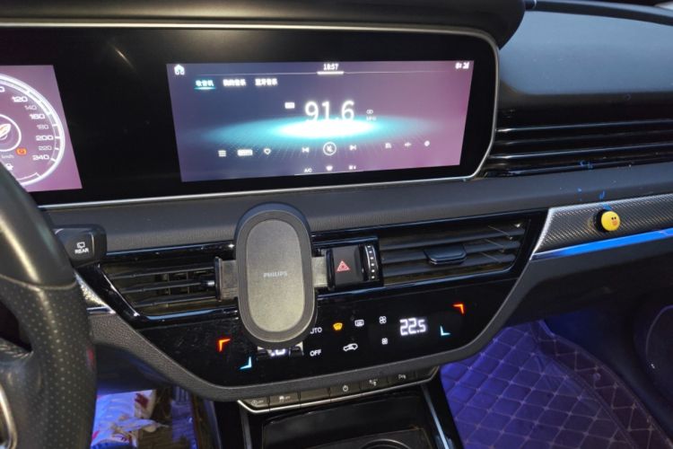 Used Hongqi HS5 2019 2.0T Smart Connect Flagship All-Wheel-Drive Version Audio And AC Panel