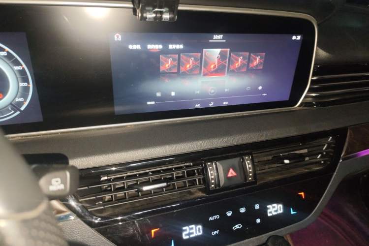 Used Hongqi HS5 2019 2.0T Smart Connect Flagship All-Wheel-Drive Version Audio And AC Panel