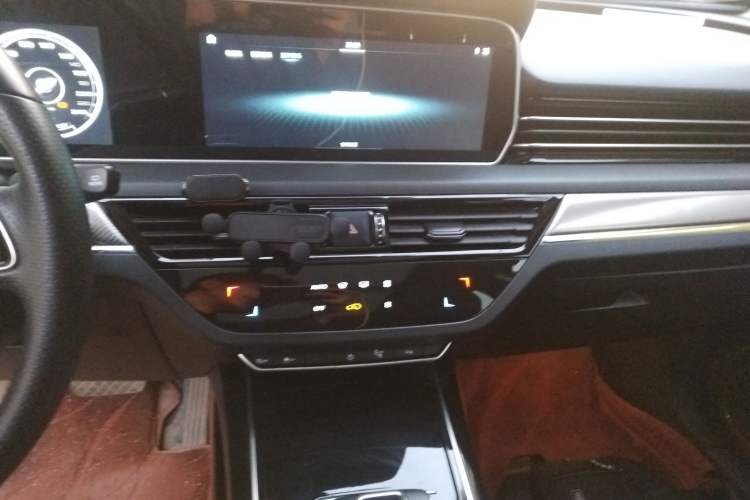 Used Hongqi HS5 2019 2.0T Smart Connect Flagship All-Wheel-Drive Version Audio And AC Panel