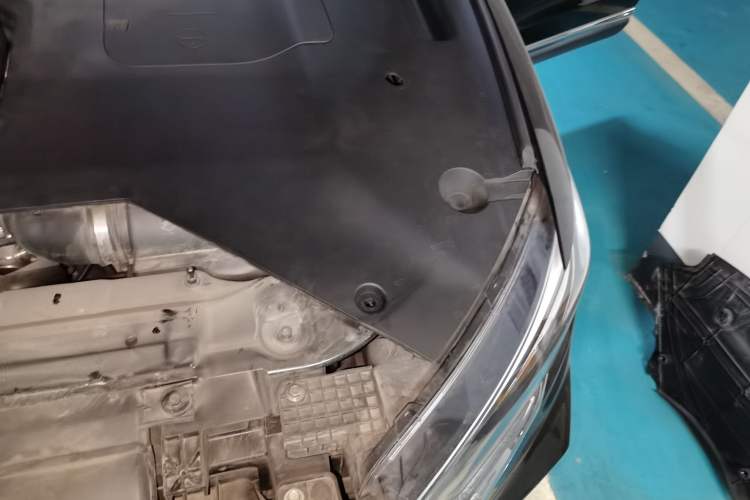 Used Hongqi HS5 2019 2.0T Smart Connect Flagship All-Wheel-Drive Version Engine Bay Left