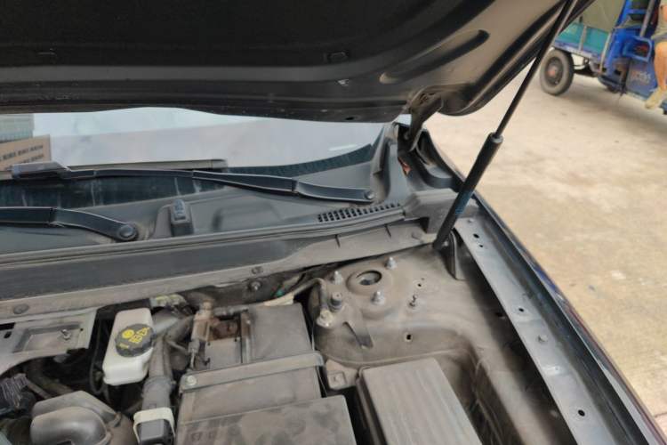 Used Hongqi HS5 2019 2.0T Smart Connect Flagship All-Wheel-Drive Version Engine Bay Left