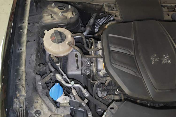 Used Hongqi HS5 2019 2.0T Smart Connect Flagship All-Wheel-Drive Version Engine Bay Right