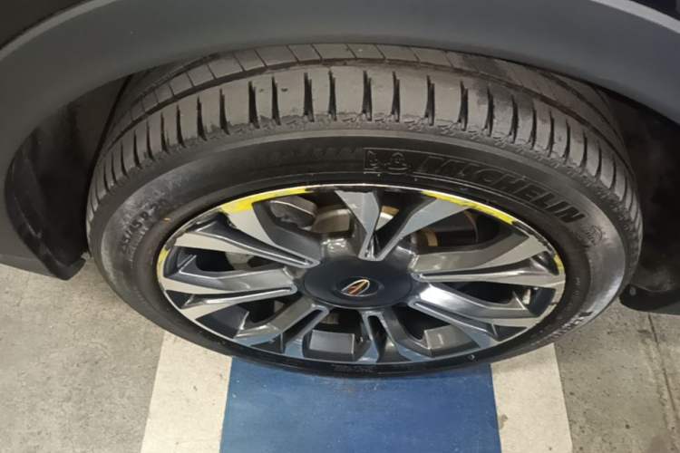 Used Hongqi HS5 2019 2.0T Smart Connect Flagship All-Wheel-Drive Version Left Front Wheel Hub