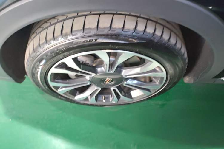 Used Hongqi HS5 2019 2.0T Smart Connect Flagship All-Wheel-Drive Version Left Front Wheel Hub