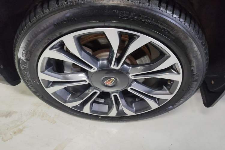 Used Hongqi HS5 2019 2.0T Smart Connect Flagship All-Wheel-Drive Version Left Front Wheel Hub