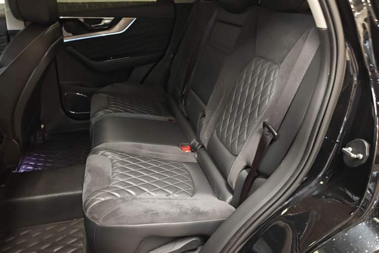 Used Hongqi HS5 2019 2.0T Smart Connect Flagship All-Wheel-Drive Version Left Rear Seat