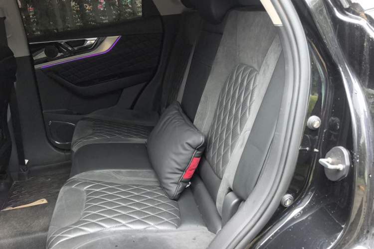 Used Hongqi HS5 2019 2.0T Smart Connect Flagship All-Wheel-Drive Version Left Rear Seat