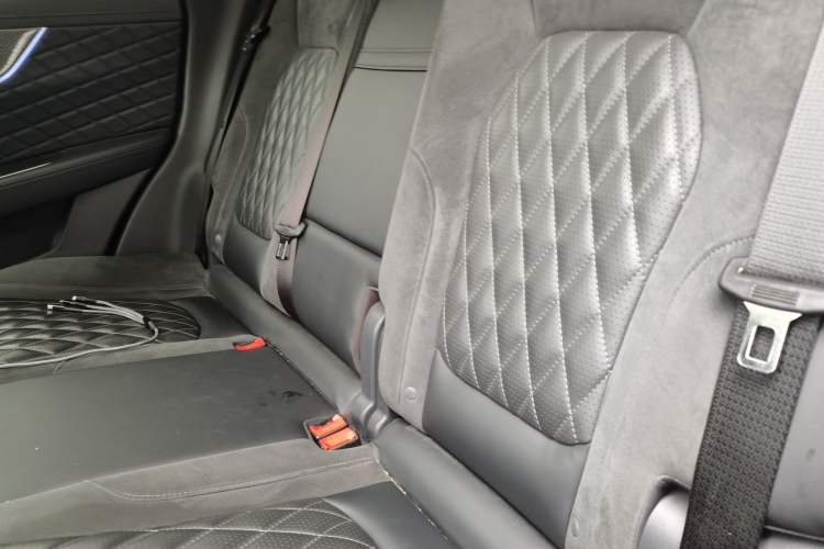 Used Hongqi HS5 2019 2.0T Smart Connect Flagship All-Wheel-Drive Version Left Rear Seat