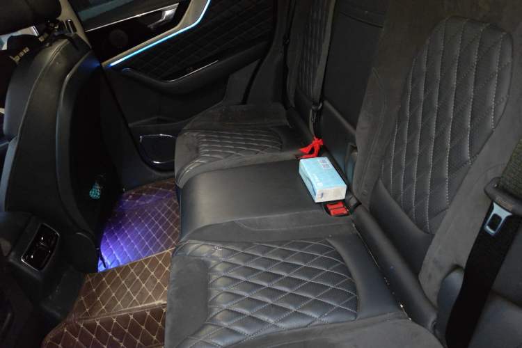 Used Hongqi HS5 2019 2.0T Smart Connect Flagship All-Wheel-Drive Version Left Rear Seat