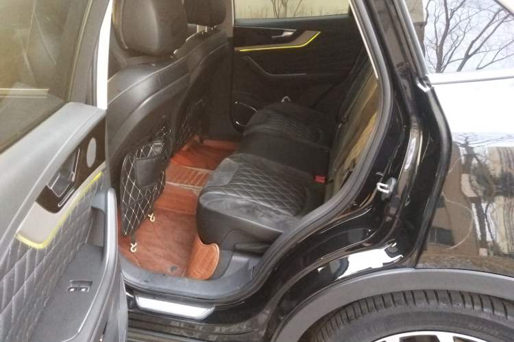 Used Hongqi HS5 2019 2.0T Smart Connect Flagship All-Wheel-Drive Version Left Rear Seat