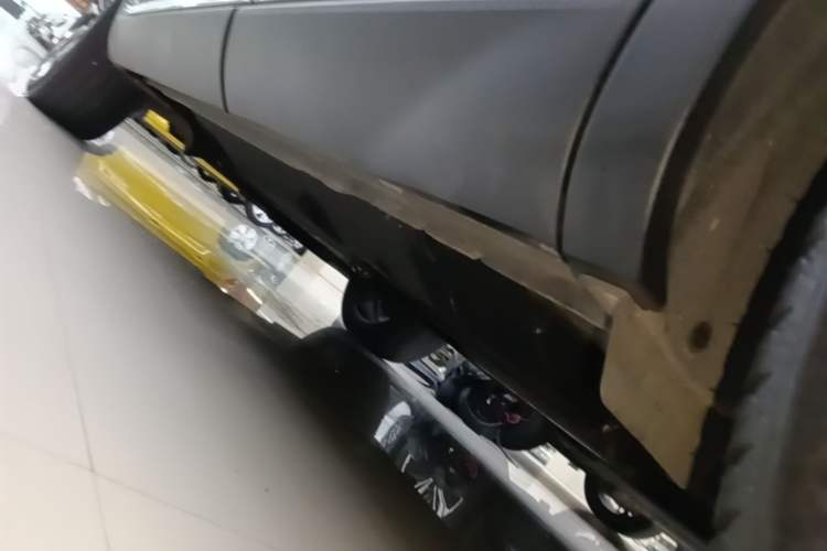 Used Hongqi HS5 2019 2.0T Smart Connect Flagship All-Wheel-Drive Version Left Side Sill