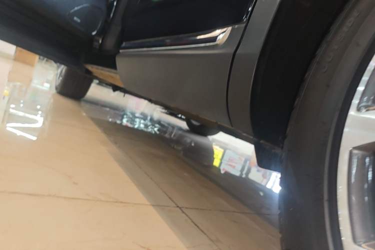 Used Hongqi HS5 2019 2.0T Smart Connect Flagship All-Wheel-Drive Version Left Side Sill