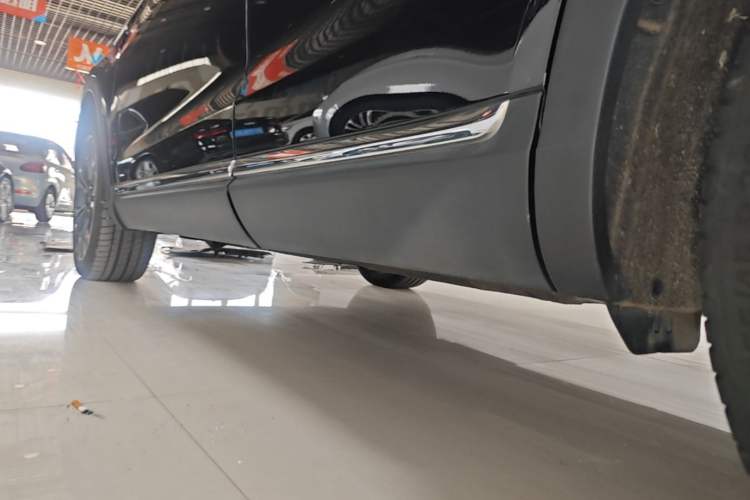 Used Hongqi HS5 2019 2.0T Smart Connect Flagship All-Wheel-Drive Version Left Side Sill