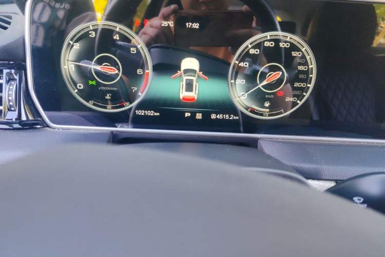 Used Hongqi HS5 2019 2.0T Smart Connect Flagship All-Wheel-Drive Version Odometer Close Up