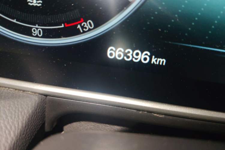 Used Hongqi HS5 2019 2.0T Smart Connect Flagship All-Wheel-Drive Version Odometer Close Up