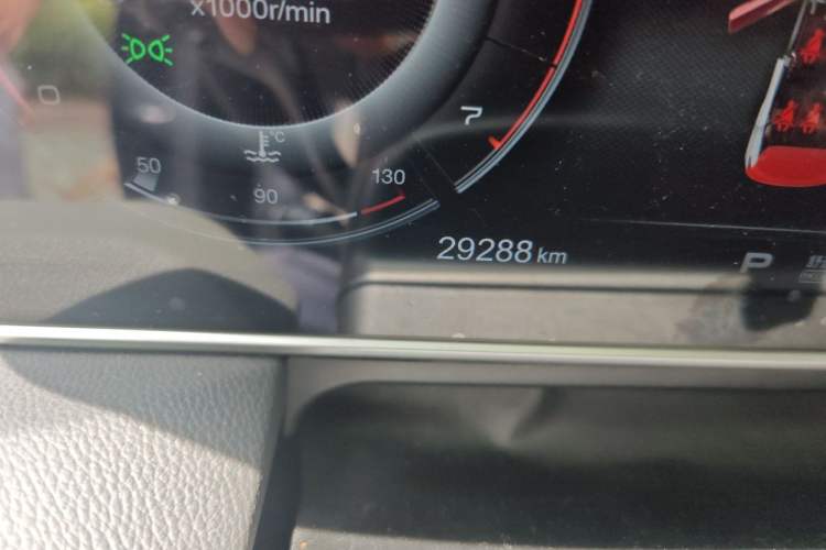 Used Hongqi HS5 2019 2.0T Smart Connect Flagship Edition Odometer Close Up