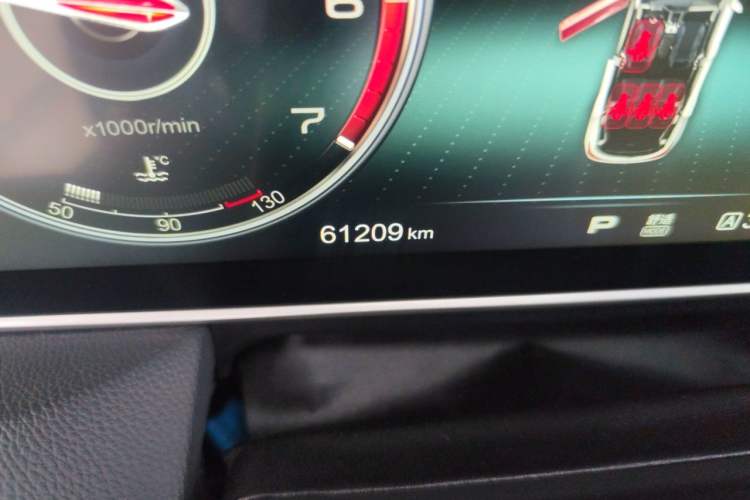 Used Hongqi HS5 2019 2.0T Smart Connect Flagship All-Wheel-Drive Version Odometer Close Up