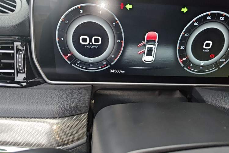 Used Hongqi HS5 2019 2.0T Smart Connect Flagship Edition Odometer Close Up