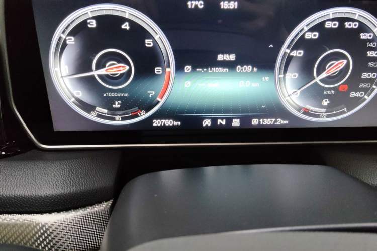 Used Hongqi HS5 2019 2.0T Smart Connect Flagship All-Wheel-Drive Version Odometer Close Up