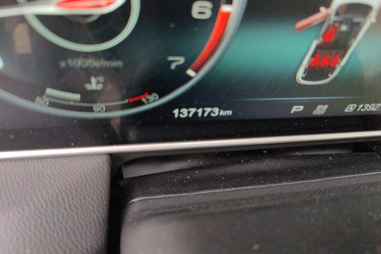 Used Hongqi HS5 2019 2.0T Smart Connect Flagship All-Wheel-Drive Version Odometer Close Up