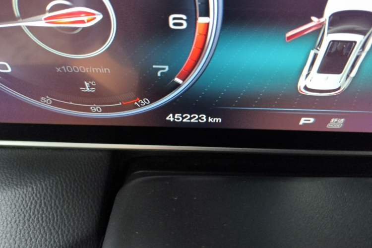Used Hongqi HS5 2019 2.0T Smart Connect Flagship All-Wheel-Drive Version Odometer Close Up