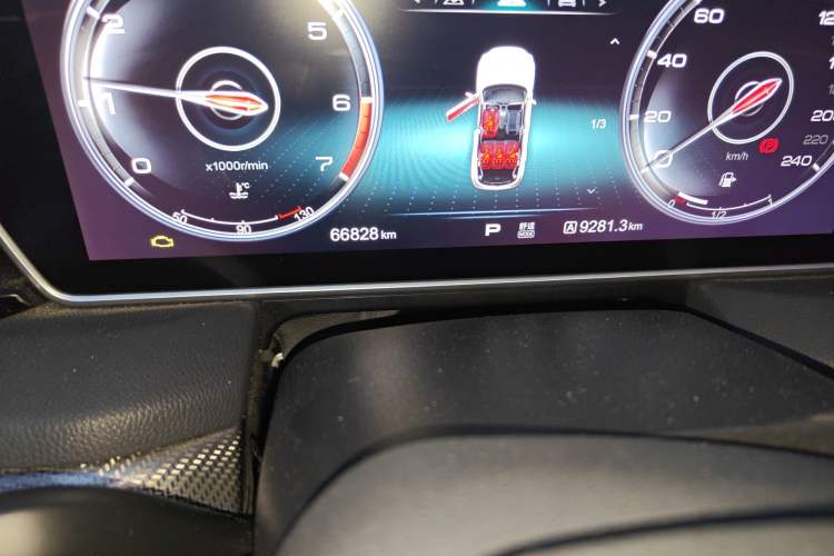 Used Hongqi HS5 2019 2.0T Smart Connect Flagship All-Wheel-Drive Version Odometer Close Up