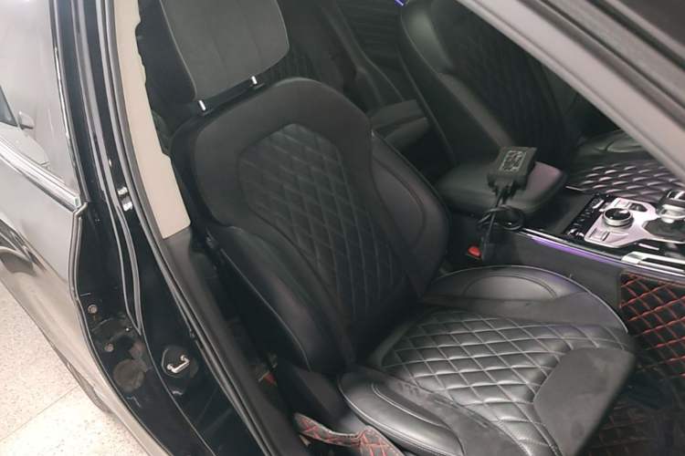 Used Hongqi HS5 2019 2.0T Smart Connect Flagship All-Wheel-Drive Version Right Front Seat