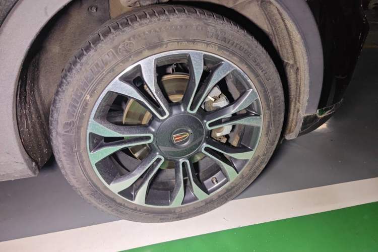 Used Hongqi HS5 2019 2.0T Smart Connect Flagship All-Wheel-Drive Version Right Front Wheel Hub