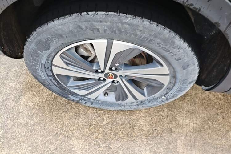 Used Hongqi HS5 2019 2.0T Smart Connect Flagship Edition Right Rear Wheel Hub