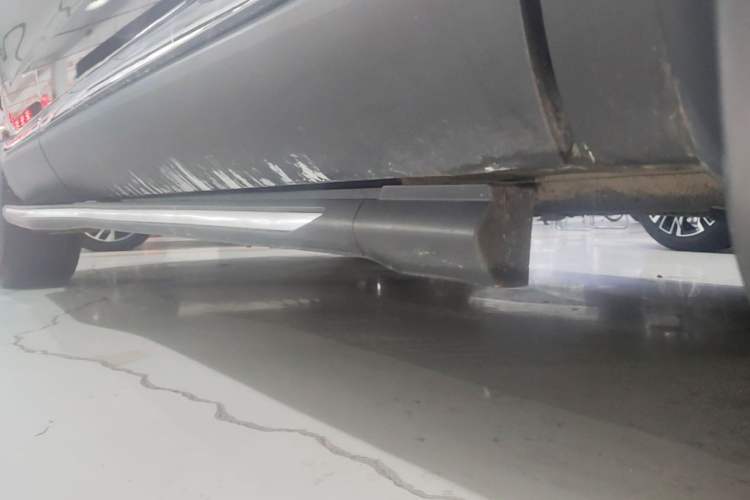 Used Hongqi HS5 2019 2.0T Smart Connect Flagship All-Wheel-Drive Version Right Side Sill