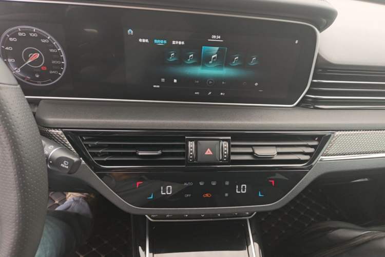 Used Hongqi HS5 2019 2.0T Smart Connect Flagship All-Wheel-Drive Version Audio And AC Panel