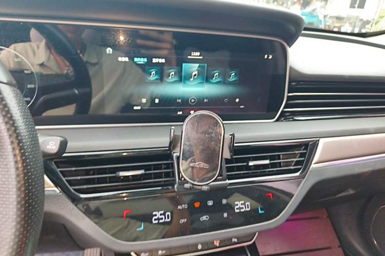 Used Hongqi HS5 2019 2.0T Smart Connect Flagship All-Wheel-Drive Version Audio And AC Panel