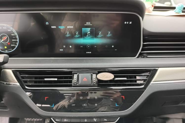 Used Hongqi HS5 2019 2.0T Smart Connect Flagship Edition Audio And AC Panel