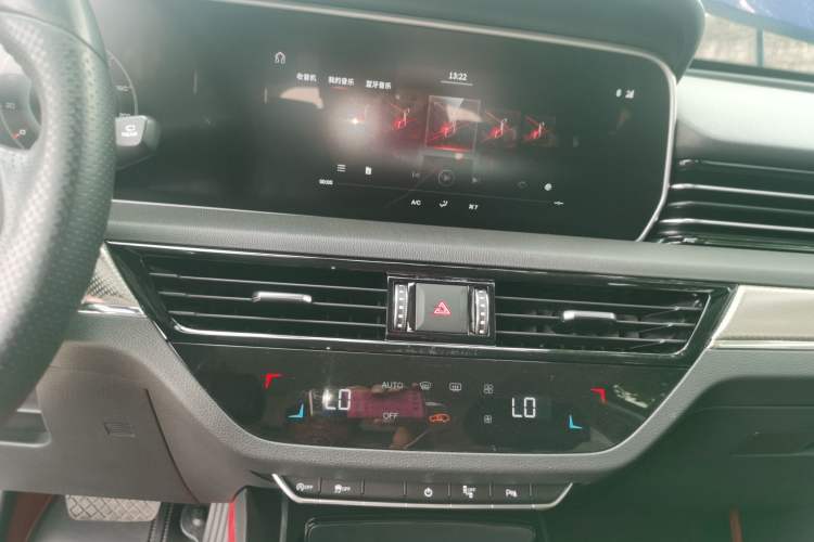 Used Hongqi HS5 2019 2.0T Smart Connect Flagship All-Wheel-Drive Version Audio And AC Panel