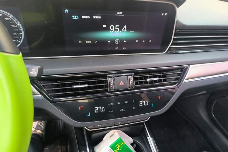 Used Hongqi HS5 2019 2.0T Smart Connect Flagship All-Wheel-Drive Version Audio And AC Panel