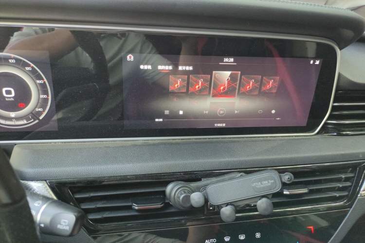 Used Hongqi HS5 2019 2.0T Smart Connect Flagship All-Wheel-Drive Version Audio And AC Panel