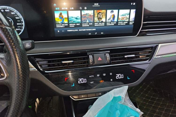 Used Hongqi HS5 2019 2.0T Smart Connect Flagship Edition Audio And AC Panel