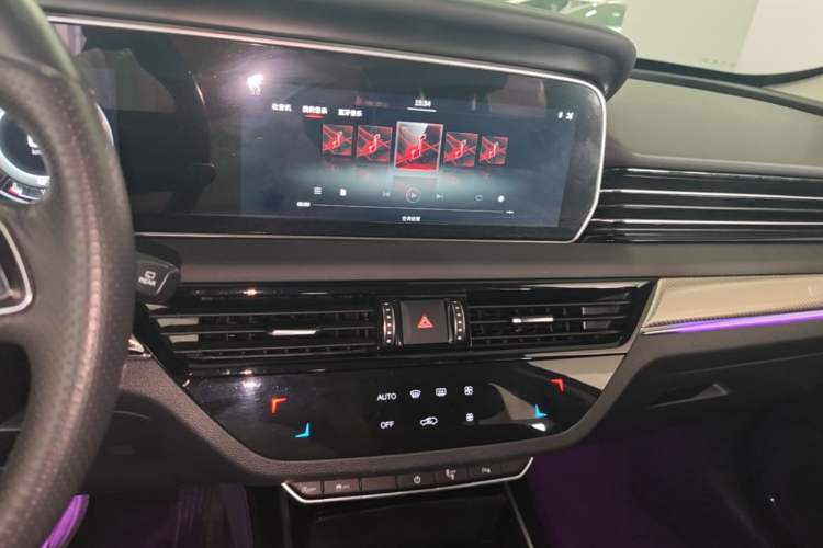 Used Hongqi HS5 2019 2.0T Smart Connect Flagship Edition Audio And AC Panel