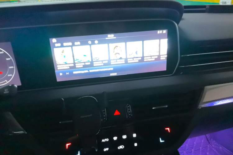 Used Hongqi HS5 2019 2.0T Smart Connect Flagship All-Wheel-Drive Version Audio And AC Panel