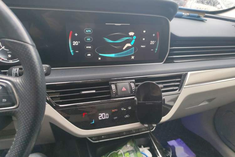 Used Hongqi HS5 2019 2.0T Smart Connect Flagship All-Wheel-Drive Version Audio And AC Panel