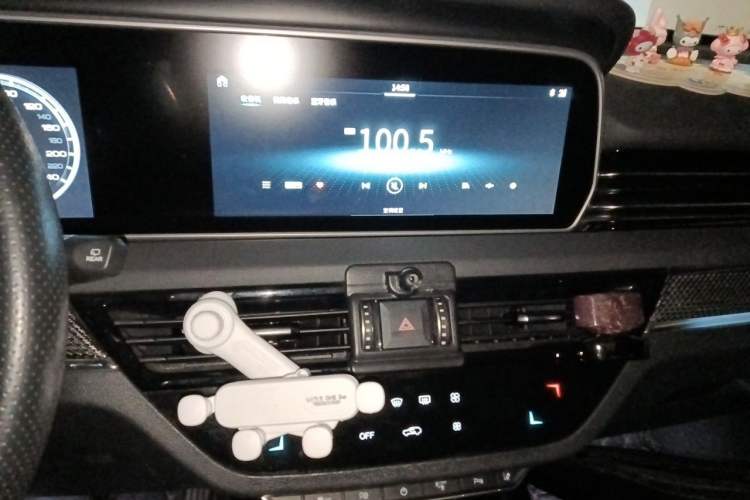 Used Hongqi HS5 2019 2.0T Smart Connect Flagship Edition Audio And AC Panel
