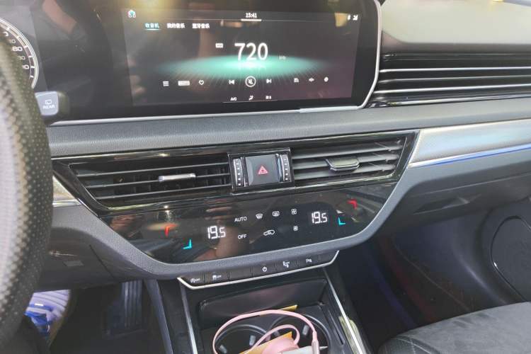 Used Hongqi HS5 2019 2.0T Smart Connect Flagship All-Wheel-Drive Version Audio And AC Panel