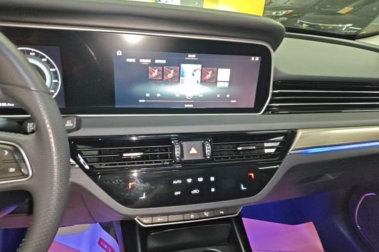 Used Hongqi HS5 2019 2.0T Smart Connect Flagship All-Wheel-Drive Version Audio And AC Panel