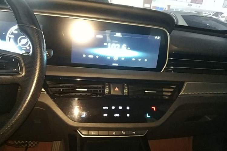 Used Hongqi HS5 2019 2.0T Smart Connect Flagship All-Wheel-Drive Version Audio And AC Panel